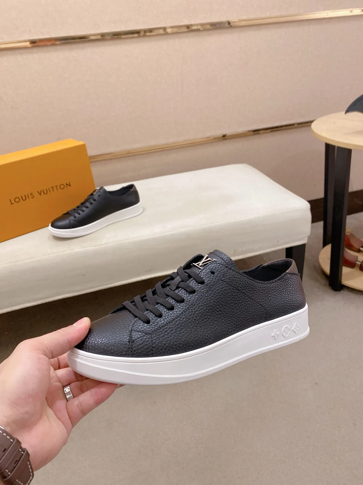 Men's shoes💰 440💰louis vuitton (Louis Vuitton/lv) top 🔍🔍 new models are on sale at the same time at the counter. The upper 🇮🇹 is imported from Italy first-layer cowhide, and the lining is fully imported sheepskin 💪💪, completely 1⃣️ to 1 ⃣️Re-engraved🇮🇹💪💪, ⚠Sole: The original sole is specially provided by the original factory, the exclusive movable molded sole is super comfortable, ⚠The original factory follows the order, 🔍🔍high quality, you can enter and exit the counter at will, welcome to compare⚠. Code number:38-44